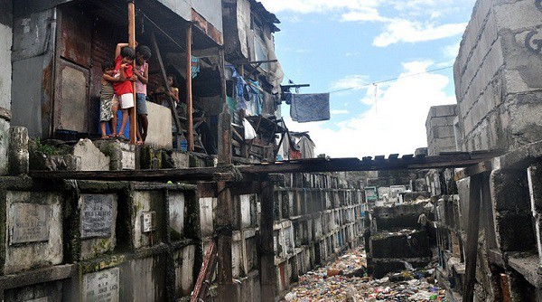 Cuộc sống ăn ngủ ngay tr&ecirc;n mộ người chết ở Philippines 1