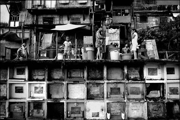 Cuộc sống ăn ngủ ngay tr&ecirc;n mộ người chết ở Philippines 3