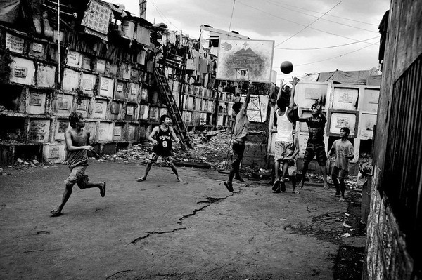 Cuộc sống ăn ngủ ngay tr&ecirc;n mộ người chết ở Philippines 5