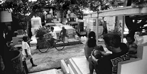 Cuộc sống ăn ngủ ngay tr&ecirc;n mộ người chết ở Philippines 6