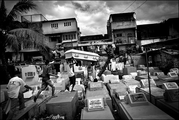 Cuộc sống ăn ngủ ngay tr&ecirc;n mộ người chết ở Philippines 8