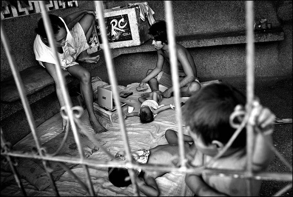 Cuộc sống ăn ngủ ngay tr&ecirc;n mộ người chết ở Philippines 11