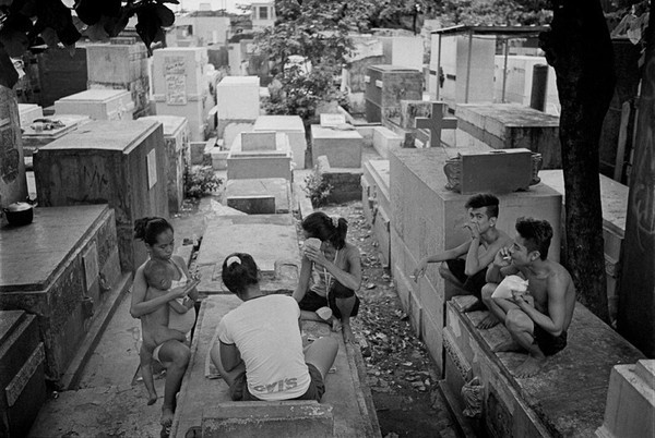 Cuộc sống ăn ngủ ngay tr&ecirc;n mộ người chết ở Philippines 12