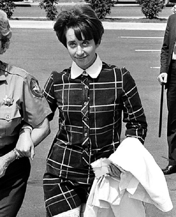 Những nữ tội phạm kh&eacute;t tiếng từng bị FBI l&ugrave;ng sục  3