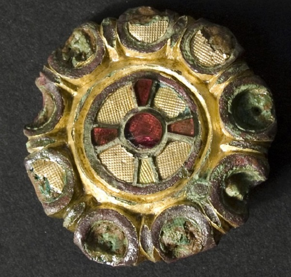 Khai quật được trang sức chứa vàng của người Viking 2