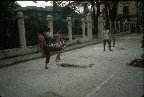 Hà Nội thập niên 80 "đẹp lạ" qua lăng kính nước ngoài 21