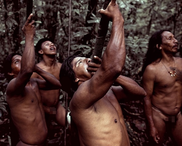 Hình ảnh chân thực về bộ tộc "mặc bikini" giống Adam và Eva 10