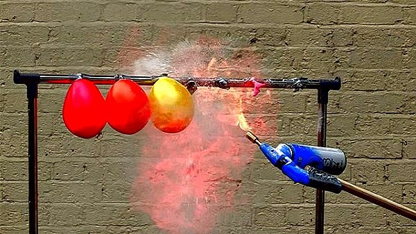 Bỏng v&igrave; b&oacute;ng bay ph&aacute;t nổ - l&yacute; giải hiện tượng "kỳ cục" 2