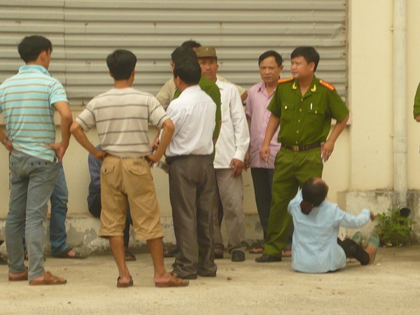 Đưa thi thể mẹ con thai phụ khỏi nhà xác để quây bệnh viện 4