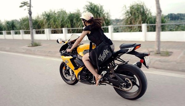 C&ocirc; g&aacute;i mặc đồ c&ocirc;ng an điều khiển loạt xe ph&acirc;n khối lớn g&acirc;y sốt  8