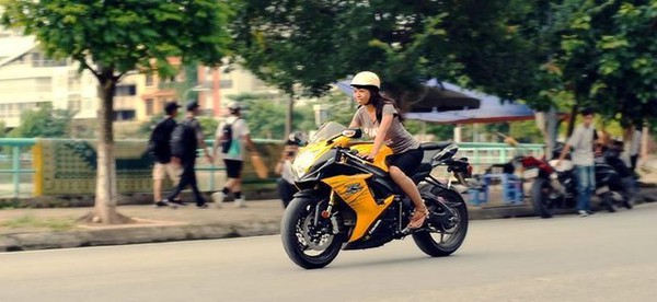 C&ocirc; g&aacute;i mặc đồ c&ocirc;ng an điều khiển loạt xe ph&acirc;n khối lớn g&acirc;y sốt  7