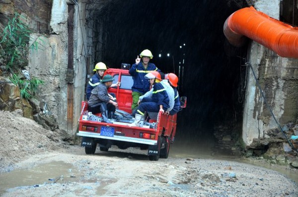 Sập hầm thủy điện Đạ Dâng: Khoan lớp sạt lở, đưa ống sắt vào sâu 5