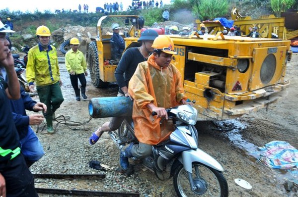 Sập hầm thủy điện Đạ Dâng: Khoan lớp sạt lở, đưa ống sắt vào sâu 4