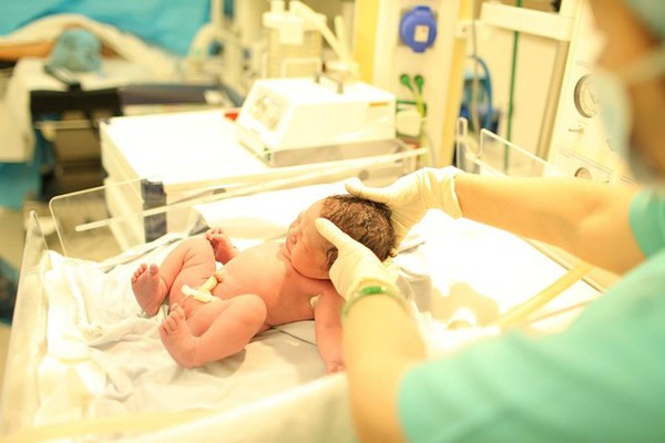 Bộ ảnh x&uacute;c động đ&ecirc;m giao thừa: H&agrave;nh tr&igrave;nh ch&agrave;o đ&oacute;n một sinh linh 10