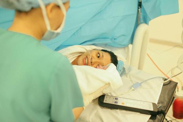 Bộ ảnh x&uacute;c động đ&ecirc;m giao thừa: H&agrave;nh tr&igrave;nh ch&agrave;o đ&oacute;n một sinh linh 14