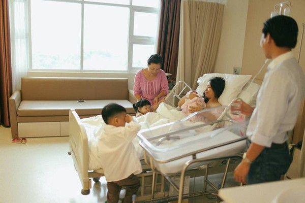 Bộ ảnh x&uacute;c động đ&ecirc;m giao thừa: H&agrave;nh tr&igrave;nh ch&agrave;o đ&oacute;n một sinh linh 25