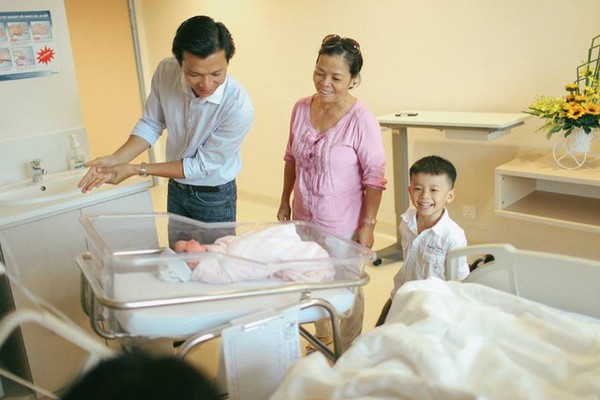 Bộ ảnh x&uacute;c động đ&ecirc;m giao thừa: H&agrave;nh tr&igrave;nh ch&agrave;o đ&oacute;n một sinh linh 23