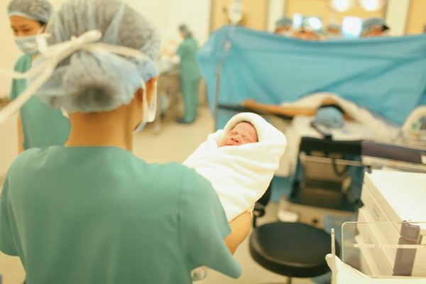 Bộ ảnh x&uacute;c động đ&ecirc;m giao thừa: H&agrave;nh tr&igrave;nh ch&agrave;o đ&oacute;n một sinh linh 13