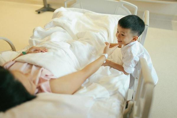 Bộ ảnh x&uacute;c động đ&ecirc;m giao thừa: H&agrave;nh tr&igrave;nh ch&agrave;o đ&oacute;n một sinh linh 22