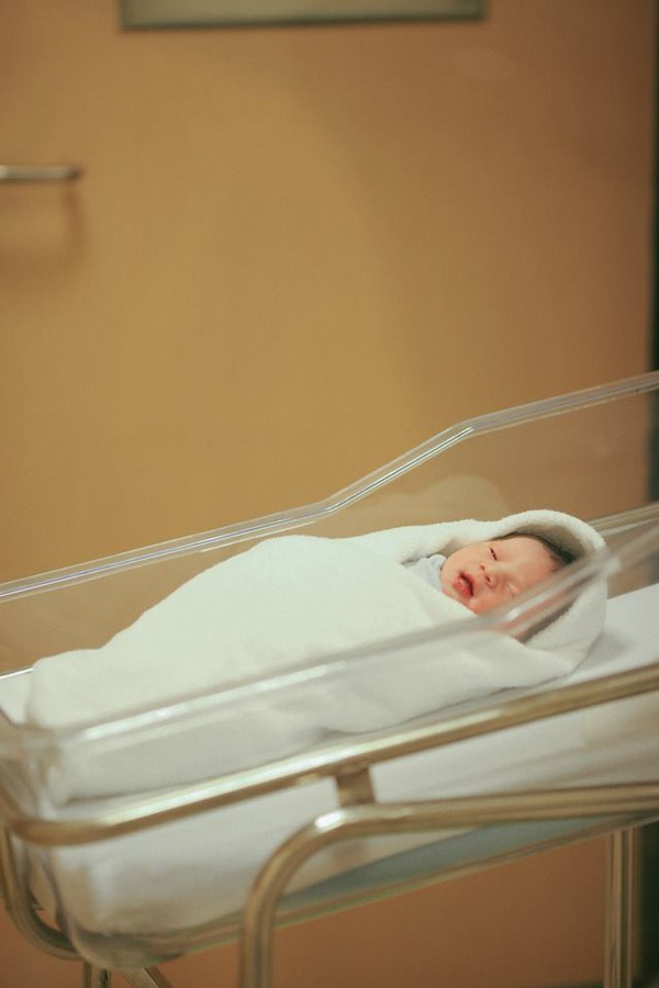 Bộ ảnh x&uacute;c động đ&ecirc;m giao thừa: H&agrave;nh tr&igrave;nh ch&agrave;o đ&oacute;n một sinh linh 18