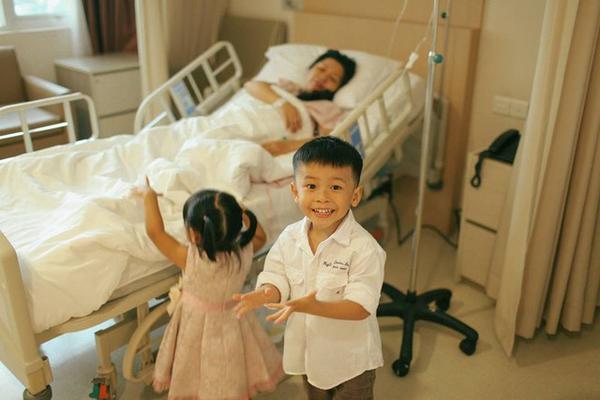 Bộ ảnh x&uacute;c động đ&ecirc;m giao thừa: H&agrave;nh tr&igrave;nh ch&agrave;o đ&oacute;n một sinh linh 20