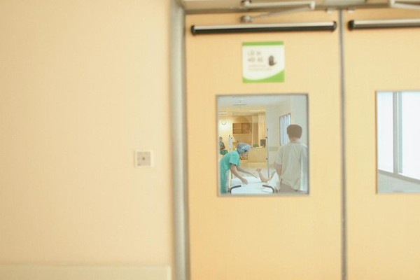 Bộ ảnh x&uacute;c động đ&ecirc;m giao thừa: H&agrave;nh tr&igrave;nh ch&agrave;o đ&oacute;n một sinh linh 6
