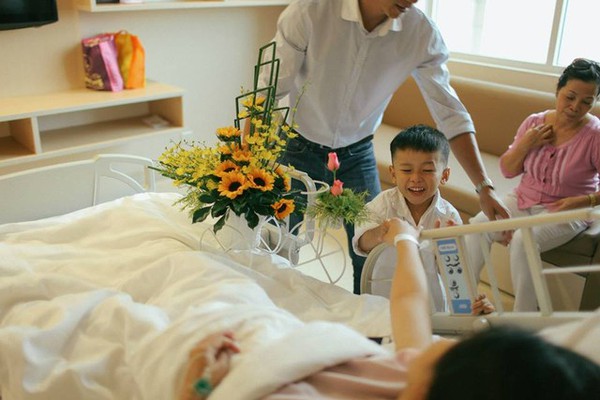 Bộ ảnh x&uacute;c động đ&ecirc;m giao thừa: H&agrave;nh tr&igrave;nh ch&agrave;o đ&oacute;n một sinh linh 21