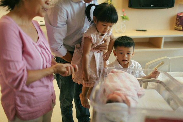 Bộ ảnh x&uacute;c động đ&ecirc;m giao thừa: H&agrave;nh tr&igrave;nh ch&agrave;o đ&oacute;n một sinh linh 24