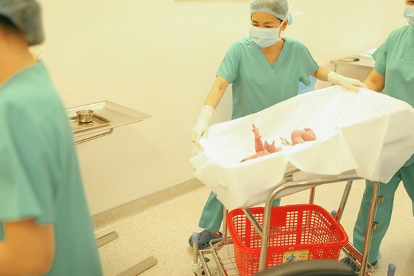 Bộ ảnh x&uacute;c động đ&ecirc;m giao thừa: H&agrave;nh tr&igrave;nh ch&agrave;o đ&oacute;n một sinh linh 8