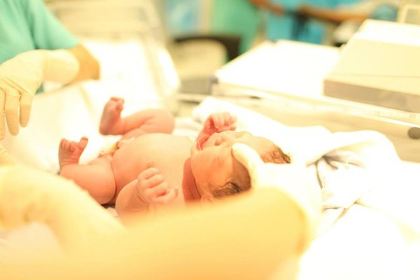 Bộ ảnh x&uacute;c động đ&ecirc;m giao thừa: H&agrave;nh tr&igrave;nh ch&agrave;o đ&oacute;n một sinh linh 11