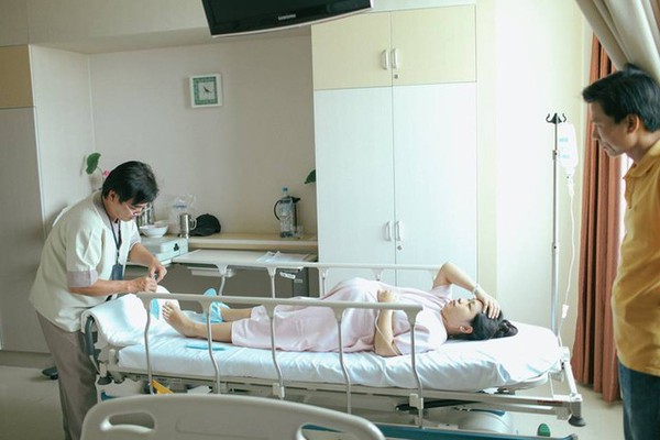 Bộ ảnh x&uacute;c động đ&ecirc;m giao thừa: H&agrave;nh tr&igrave;nh ch&agrave;o đ&oacute;n một sinh linh 4