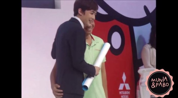 Nichkhun (2PM) bất ngờ bị fan nam sờ m&ocirc;ng ở Th&aacute;i 2