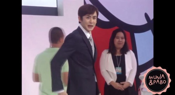 Nichkhun (2PM) bất ngờ bị fan nam sờ m&ocirc;ng ở Th&aacute;i 3