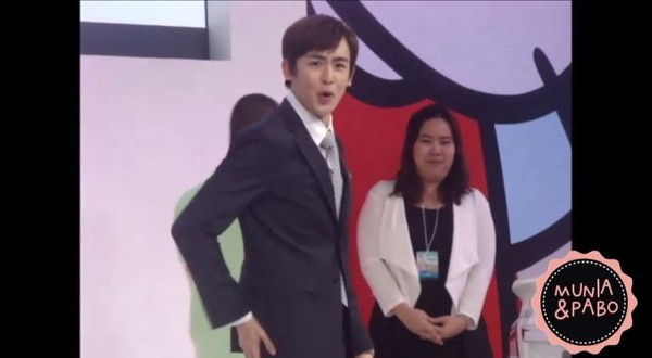 Nichkhun (2PM) bất ngờ bị fan nam sờ m&ocirc;ng ở Th&aacute;i 4