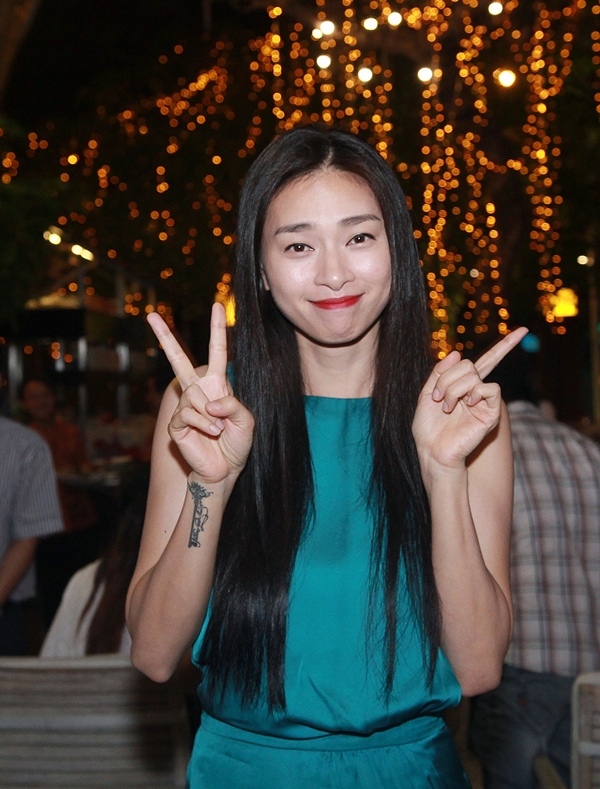 Ng&ocirc; Thanh V&acirc;n sướng t&iacute;t mắt khi được Cường Ng&ocirc; &ocirc;m h&ocirc;n 8