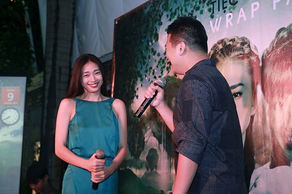 Ng&ocirc; Thanh V&acirc;n sướng t&iacute;t mắt khi được Cường Ng&ocirc; &ocirc;m h&ocirc;n 3