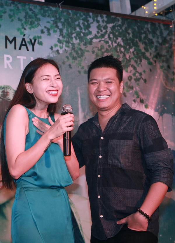Ng&ocirc; Thanh V&acirc;n sướng t&iacute;t mắt khi được Cường Ng&ocirc; &ocirc;m h&ocirc;n 2