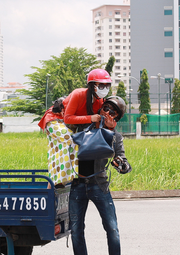 Á hậu Hoàng Oanh bịt kín mít, được trai đẹp "Hương Ga" ẵm 3