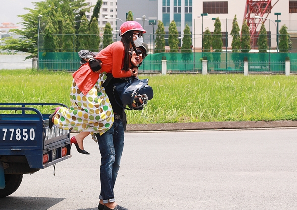 Á hậu Hoàng Oanh bịt kín mít, được trai đẹp "Hương Ga" ẵm 4