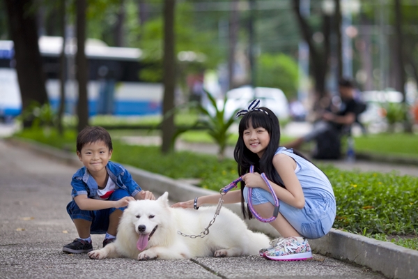 Hai "em bé đáng sợ nhất Việt Nam" cực đáng... yêu ngoài đời 11