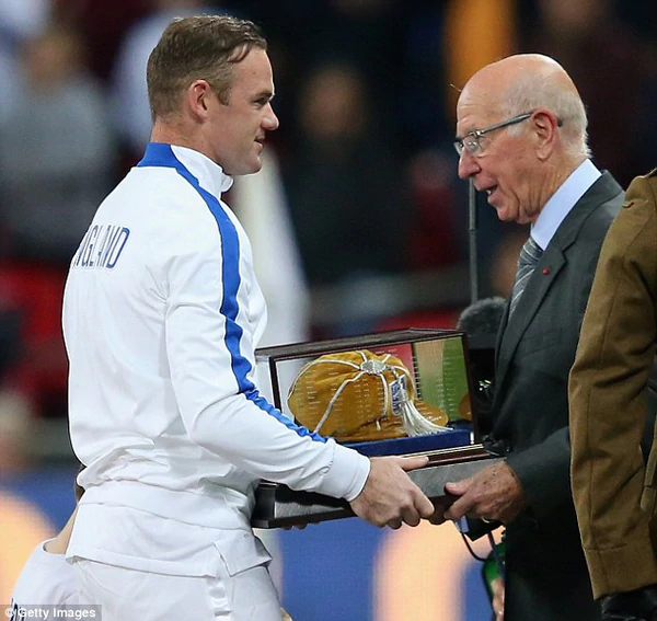 Rooney rạng rỡ c&ugrave;ng 2 qu&yacute; tử l&ecirc;n nhận kỷ lục &ldquo;Chiếc mũ v&agrave;ng&rdquo; 4