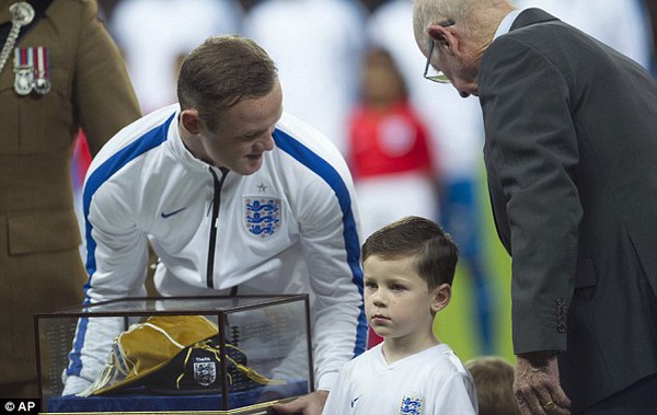 Rooney rạng rỡ c&ugrave;ng 2 qu&yacute; tử l&ecirc;n nhận kỷ lục &ldquo;Chiếc mũ v&agrave;ng&rdquo; 3