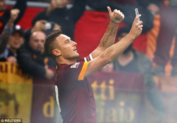 Totti ăn mừng b&agrave;n thắng bằng phong c&aacute;ch &ldquo;tự sướng&rdquo; 1
