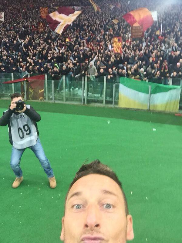 Totti ăn mừng b&agrave;n thắng bằng phong c&aacute;ch &ldquo;tự sướng&rdquo; 3