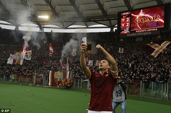 Totti ăn mừng b&agrave;n thắng bằng phong c&aacute;ch &ldquo;tự sướng&rdquo; 4