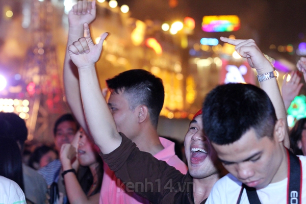 H&agrave;ng ngh&igrave;n người c&ugrave;ng nhảy hết m&igrave;nh giữa trung t&acirc;m th&agrave;nh phố 4