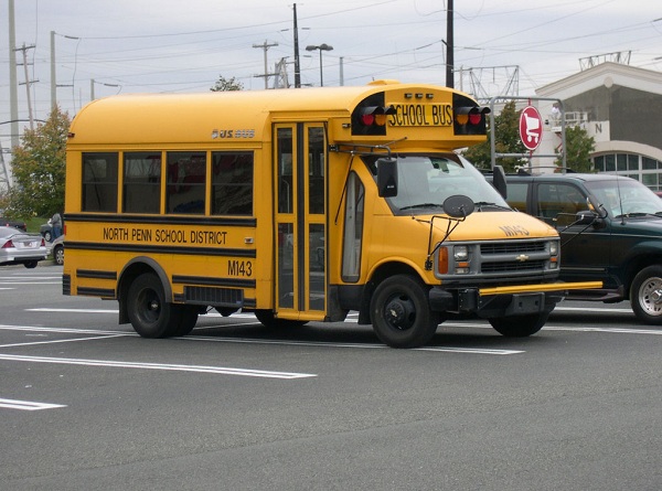 2 nữ sinh trung học trộm xe buýt lái đi chơi 1