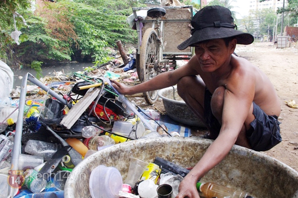 Gần 40 năm nhặt rác dưới con kênh ô nhiễm nhất Sài Gòn 13