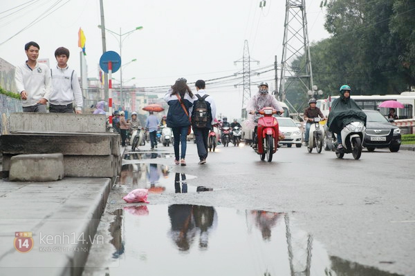 Mưa phùn cả ngày, phố Hà Nội bẩn "lép nhép" 9