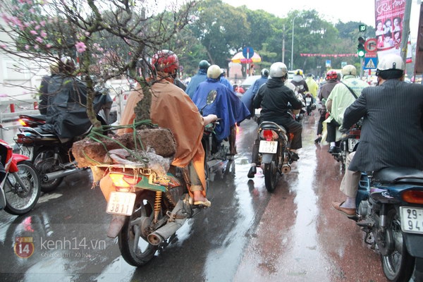 Mưa phùn cả ngày, phố Hà Nội bẩn "lép nhép" 13